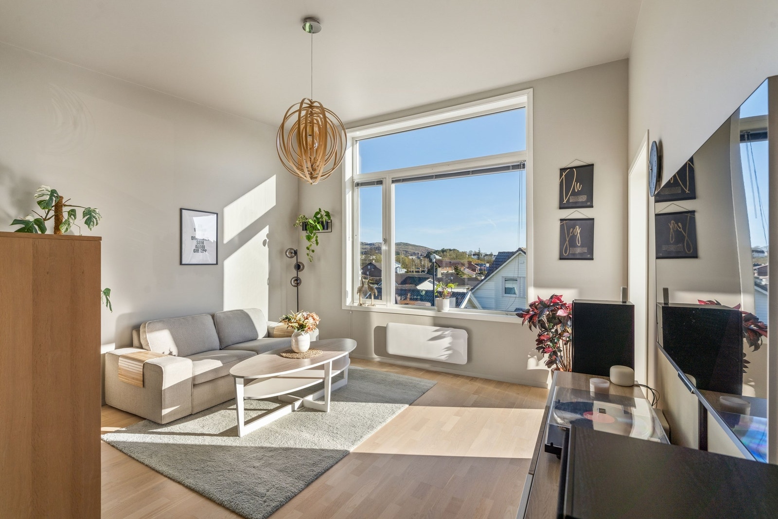Loftstue med skikkelig god takhøyde og store vindusareal. Galleribilde