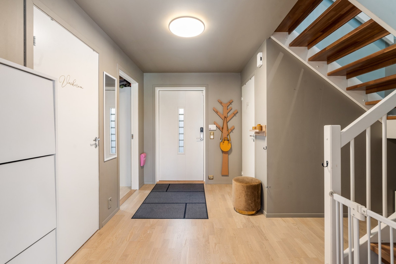 Velkommen inn. Entrè er romslig og har dører inn til venstre for soverom og vaskerom og til høyre er dør til badet. Galleribilde