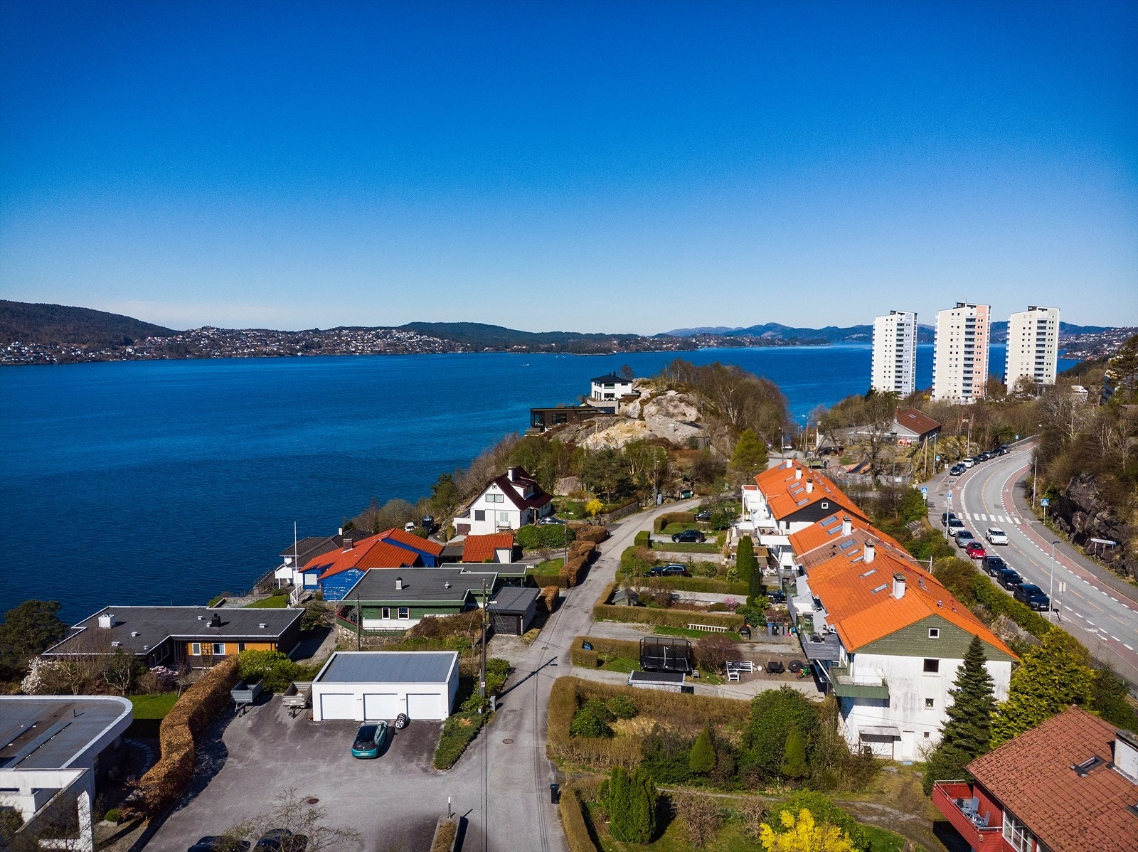Boligen har en svært attraktiv beliggenhet med gode sol- og utsiktsforhold. Galleribilde