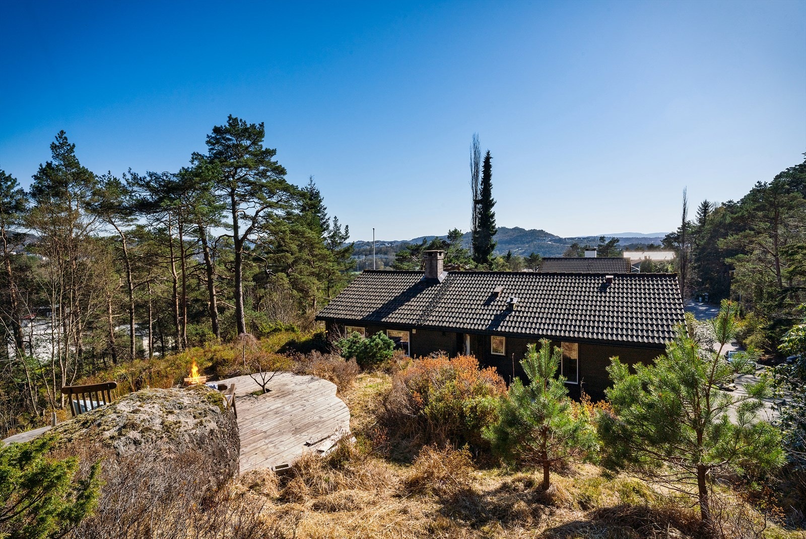 - Med uteplasser vendt mot ulike himmelretninger kan du enkelt forflytte deg rundt på tomten og nyte solen fra tidlig morgen til sen kveld - Galleribilde