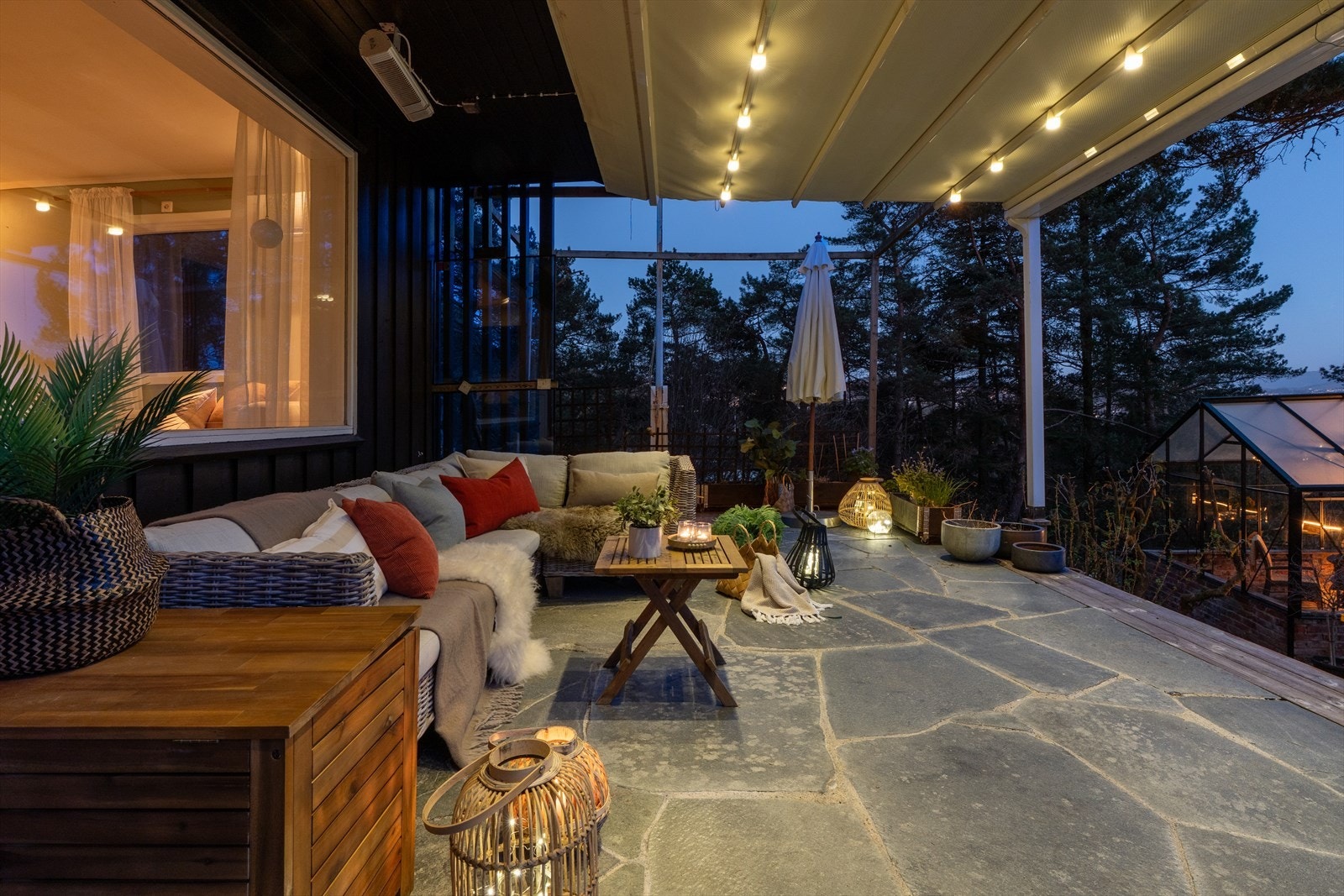 - Med pergola som bidrar til at uteplassen kan nytes selv om regndråpene skulle melde sin ankomst - Galleribilde