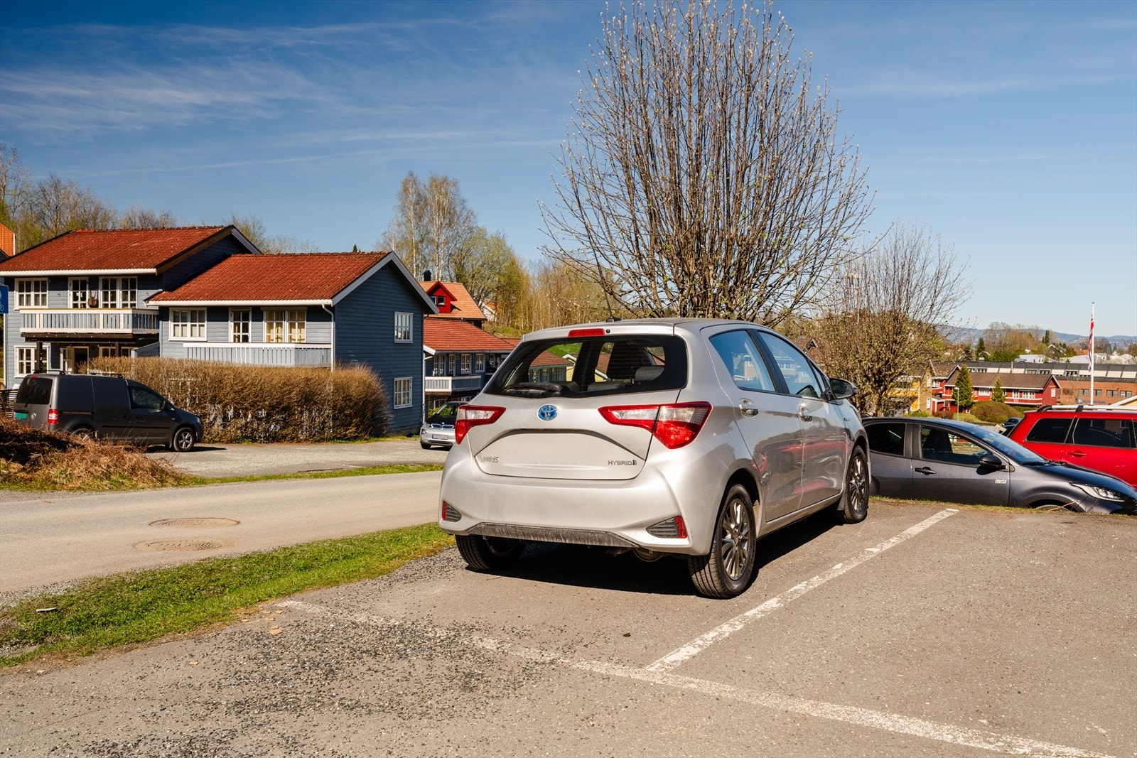 Det medfølger en biloppstillingsplass like utenfor boligen. Galleribilde