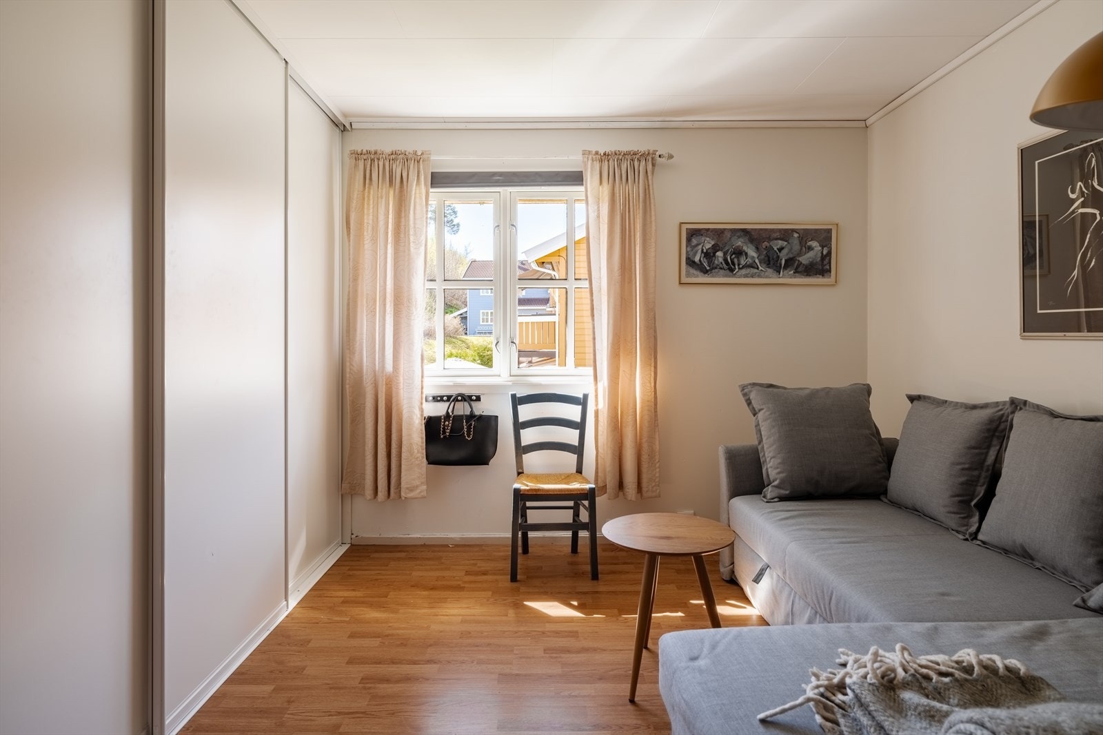 Hovedsoverommet har praktisk skyvedørsgarderobe som gir gode oppbevaringsmuligheter. Galleribilde