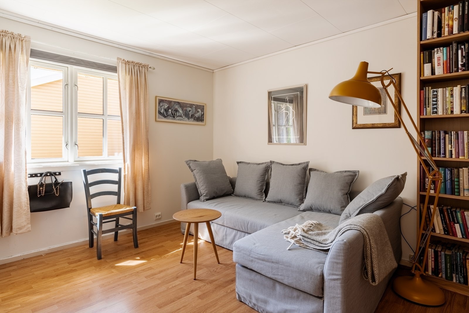 Boligen har to gode soverom med fleksible bruksmuligheter, enten som hovedsoverom, barnerom, gjesterom eller hjemmekontor. Galleribilde