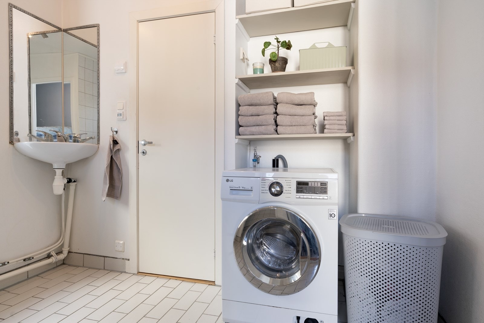 Badet er flislagt og har opplegg for vaskemaskin. Galleribilde