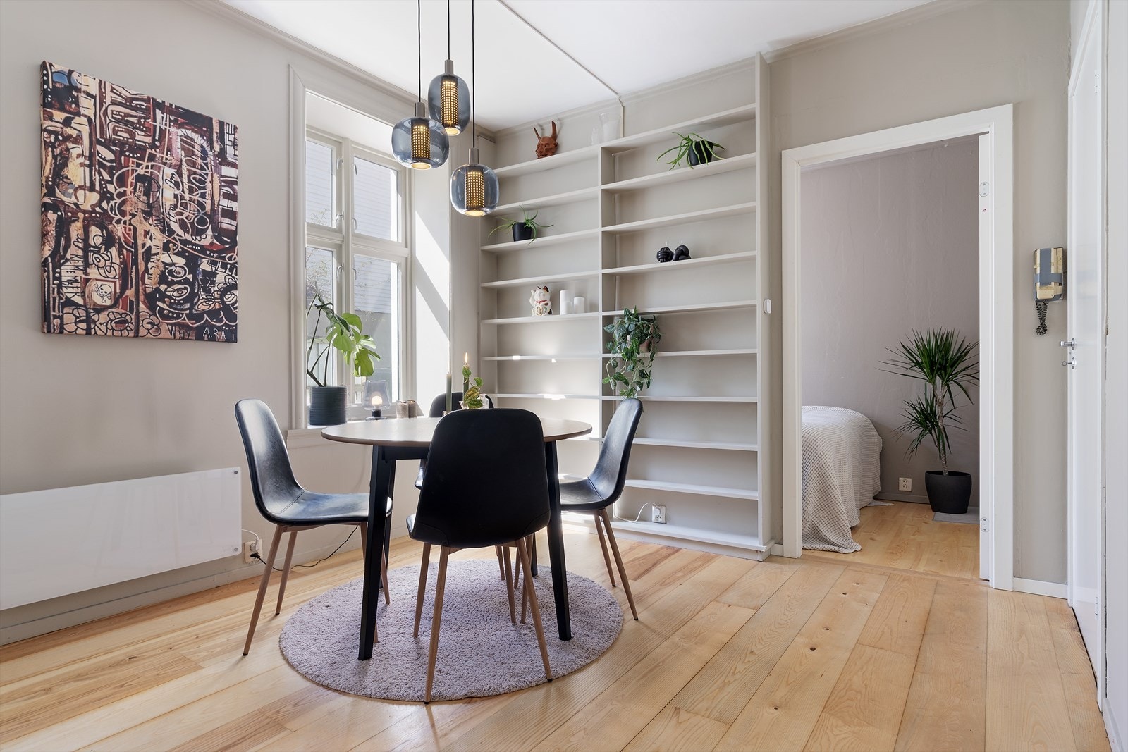 Den åpne stuen har god plass til både sofagruppe og spisebord, med gjennomgående parkett på gulvet. Galleribilde