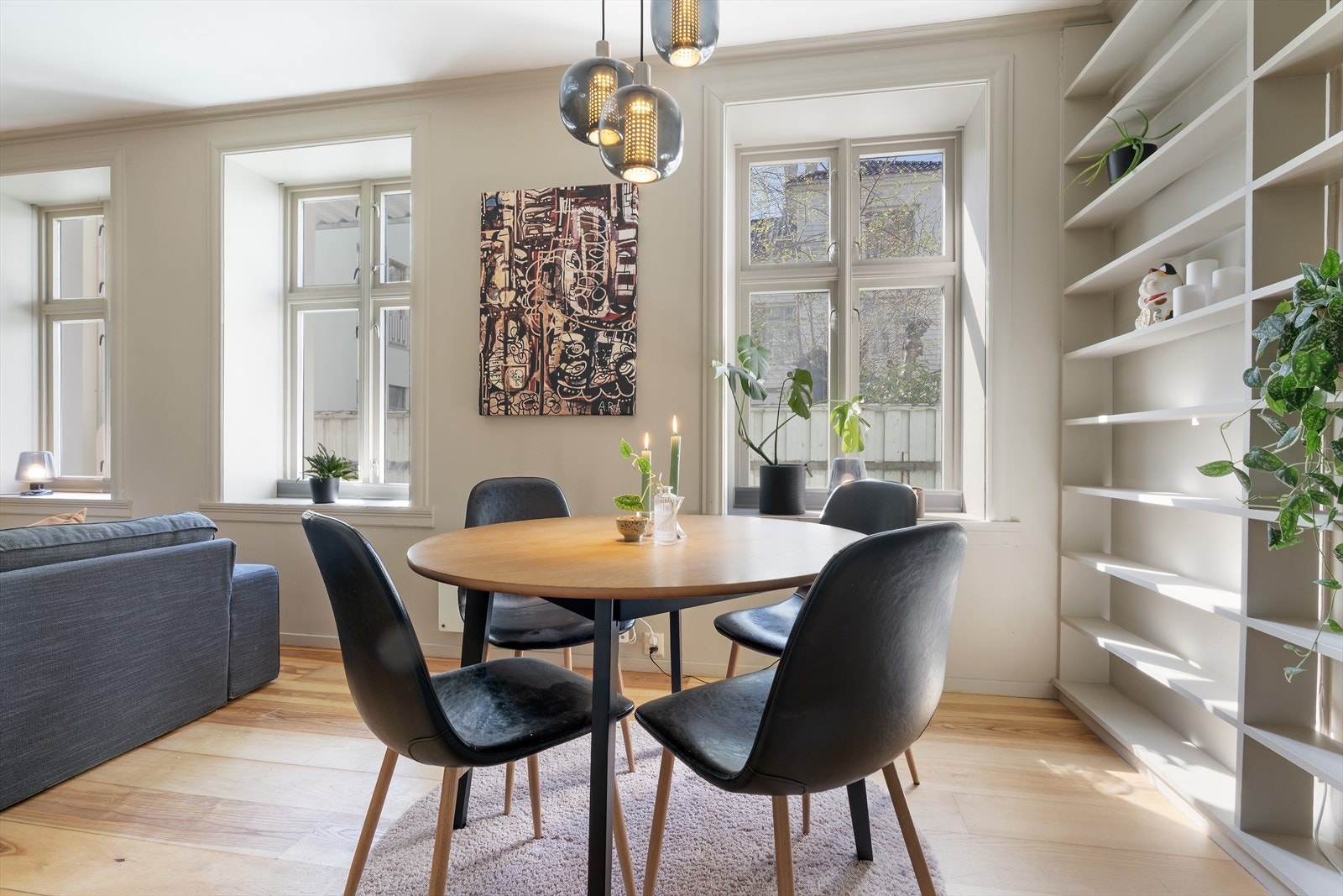 Rikelig med plass til stort spisebord Galleribilde