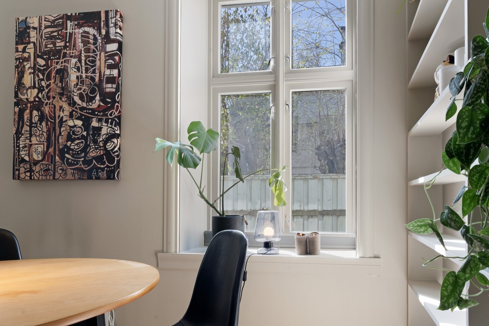Vinduene har dype karmer, typisk for bygårdens byggeår. Galleribilde