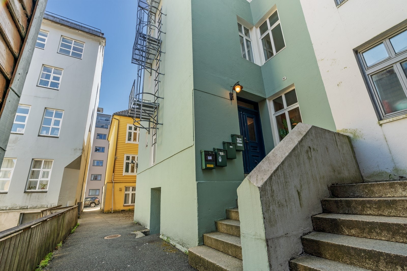 Eiendommen ligger tilbaketrukket i et rolig smau uten gjennomgangstrafikk. Galleribilde