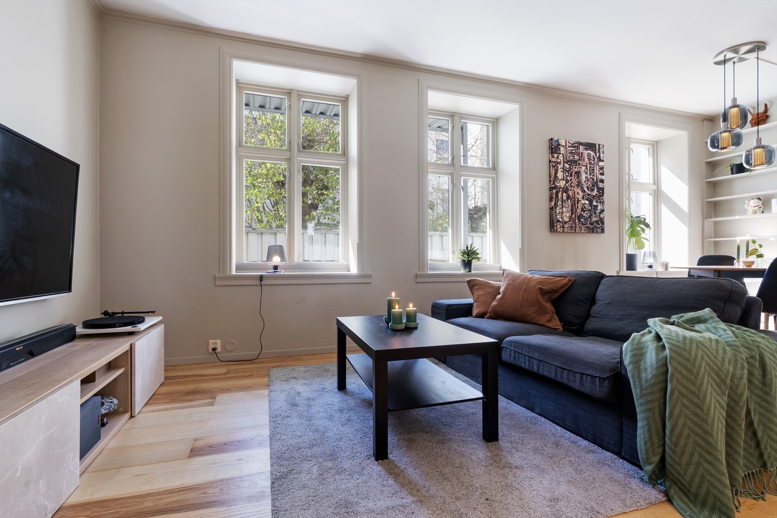 God plass til en romslig sofagruppe Galleribilde