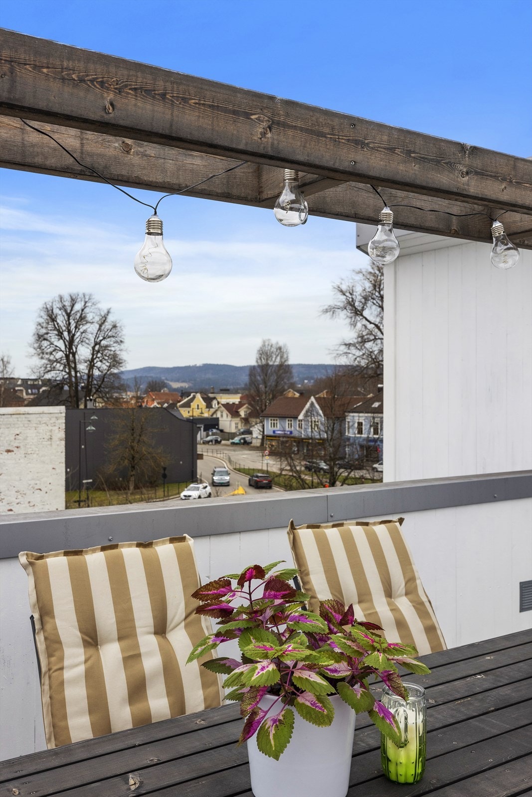 Fra toppen av boligen har du en flott utsikt over byens tak. Galleribilde