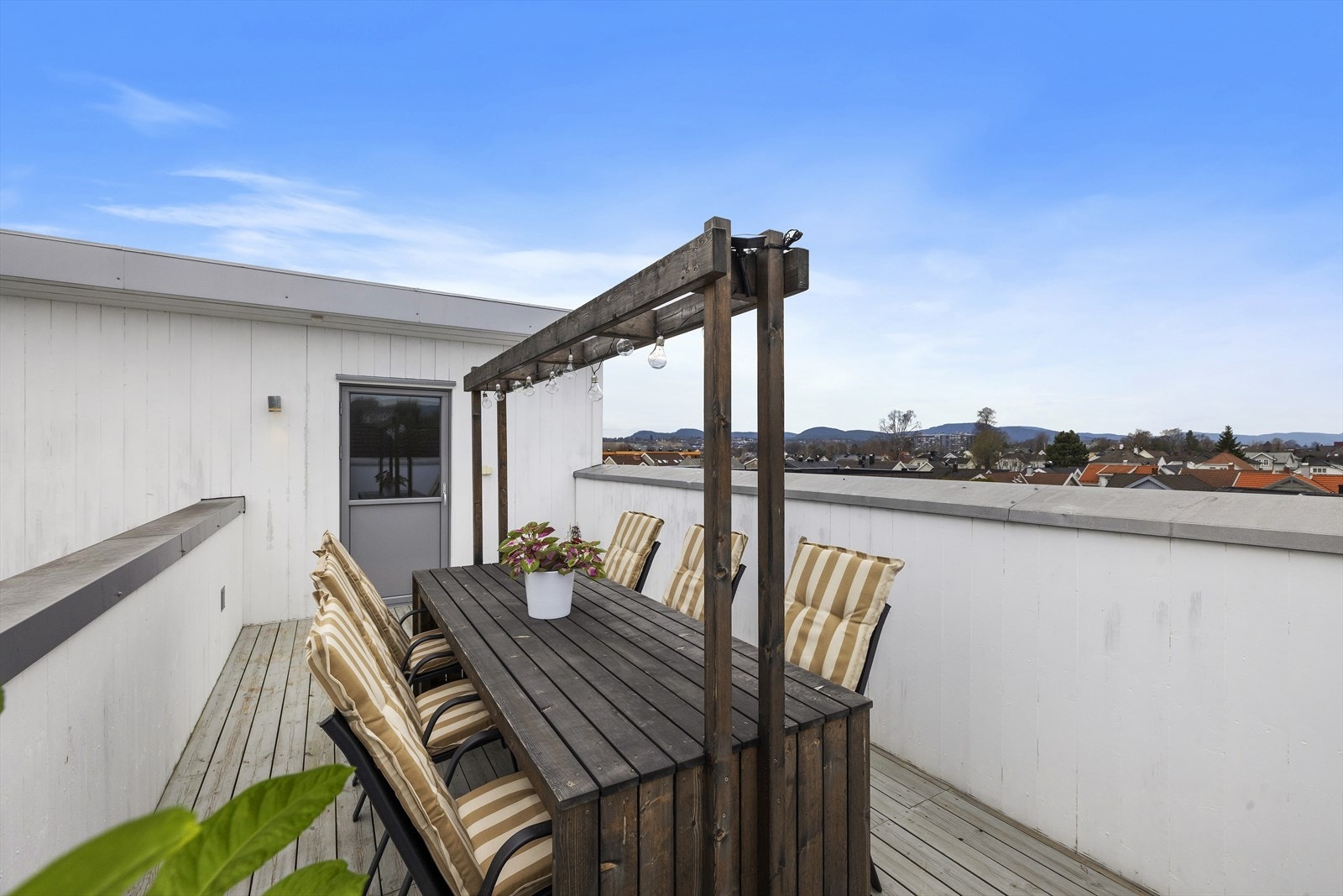 Boligen har solrike uteplasser med en privat takterrasse på ca. 17 m² og en terrasse på ca. 5 m² med utgang fra stuen. Galleribilde