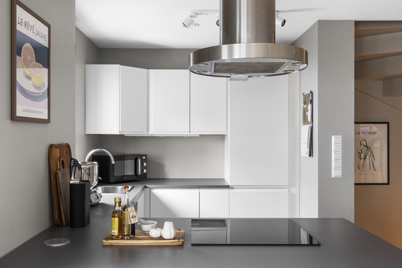 Innredningen har glatte, hvite fronter og en slitesterk laminatbenkeplate. Galleribilde