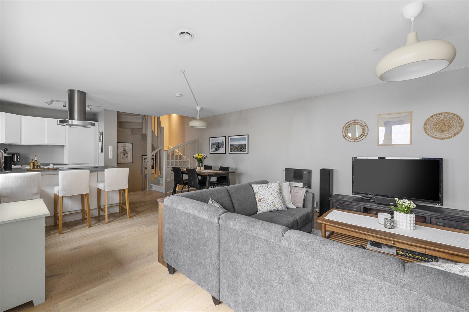 God plass til både sofa- og spisegruppe. Bygget har moderne fasiliteter som balansert ventilasjonsanlegg. Galleribilde