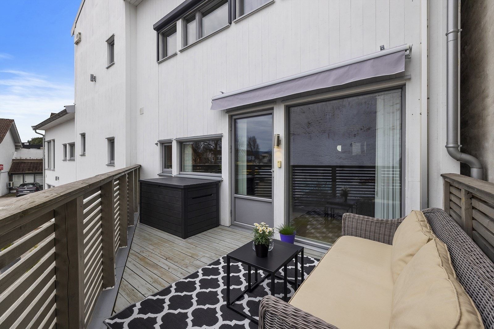 Fra stuen er det utgang til en terrasse på cirka 5 m² - et hyggelig uterom med plass til en liten sittegruppe. Galleribilde