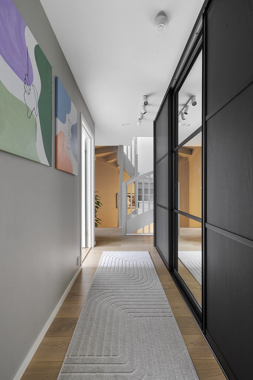 I 3. etasje ligger boligens soveavdeling, med to soverom og bad. Galleribilde