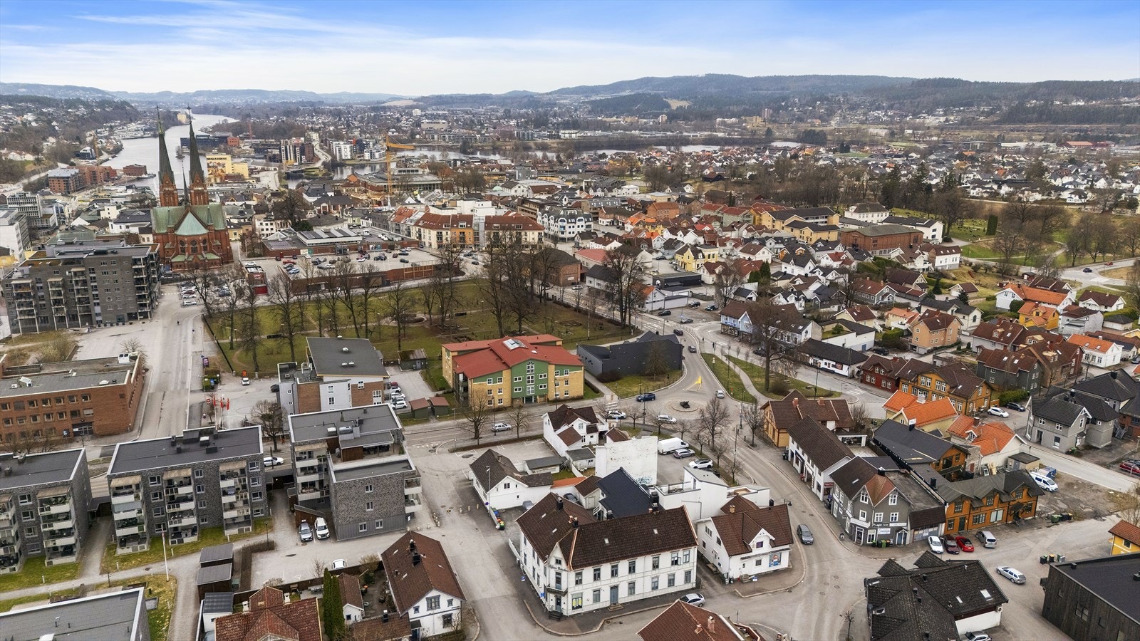 Området byr på en blanding av boliger, grøntområder og byliv. Galleribilde