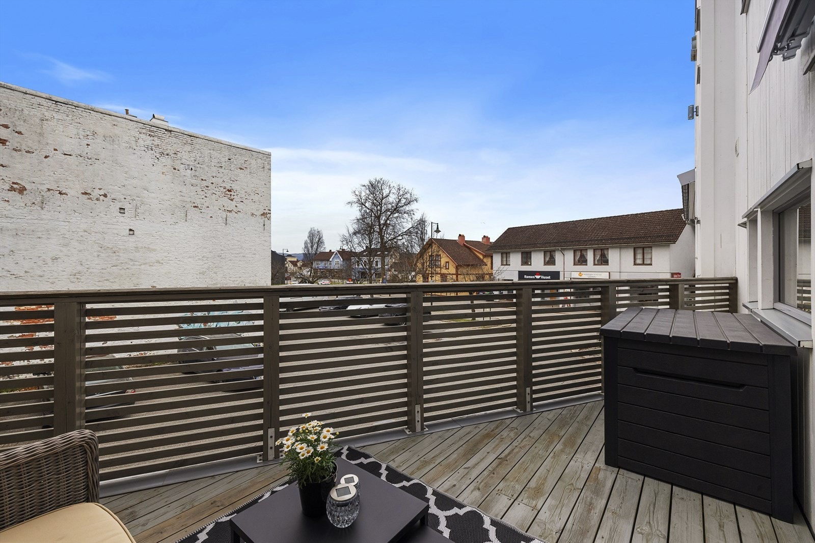 Uteplassen er delvis skjermet og gir et fint utsyn over nærområdet. Galleribilde