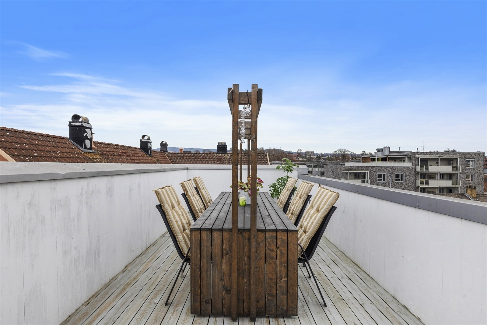 Her er det rikelig med plass til både langbord for sosiale lag og en egen solkrok. Galleribilde