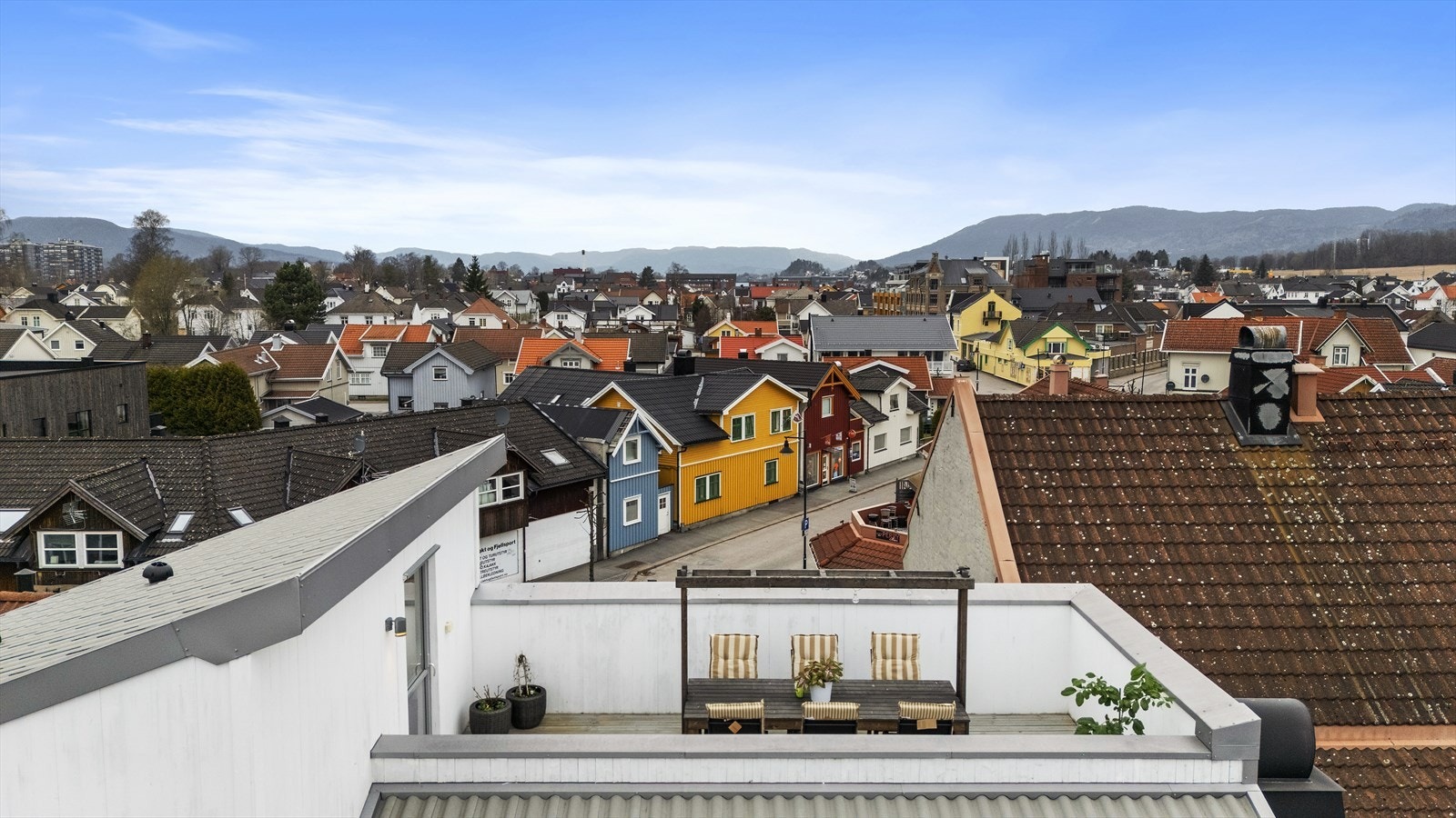 Boligens høydepunkt er den store takterrassen, som byr på flott utsikt over byens tak og gode solforhold. Galleribilde