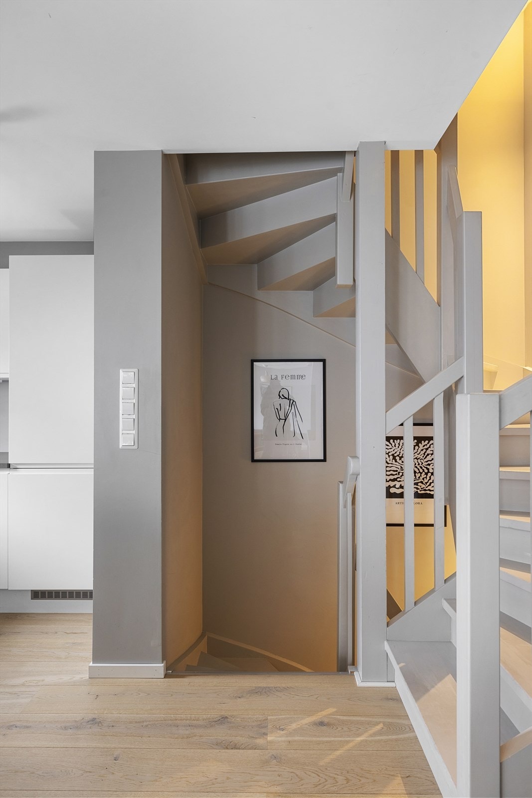 En malt tretrapp binder de fire etasjene sammen på en elegant måte. Galleribilde