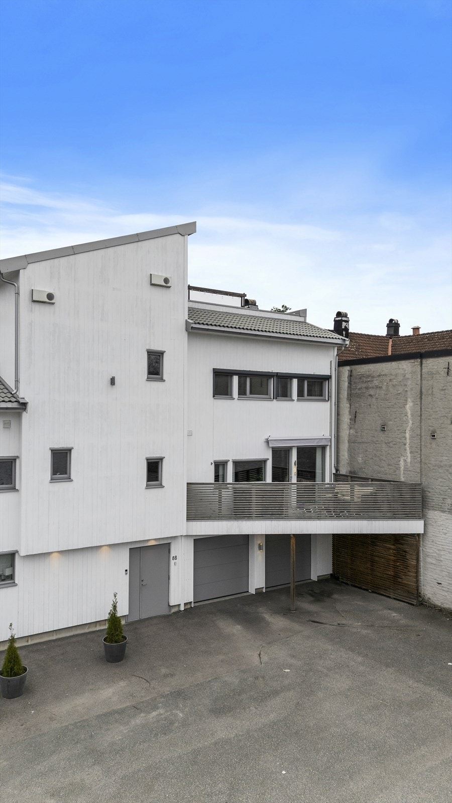 Dette er en halvpart av en tomannsbolig fra 2019, utformet som et moderne townhouse over fire plan. I 1. etasje er det en integrert garasje på ca. 15 m². Galleribilde