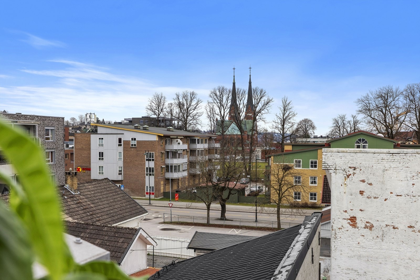 Fra den private takterrassen ser du ut over byens tak, med Skien kirkes karakteristiske spir i horisonten. Galleribilde