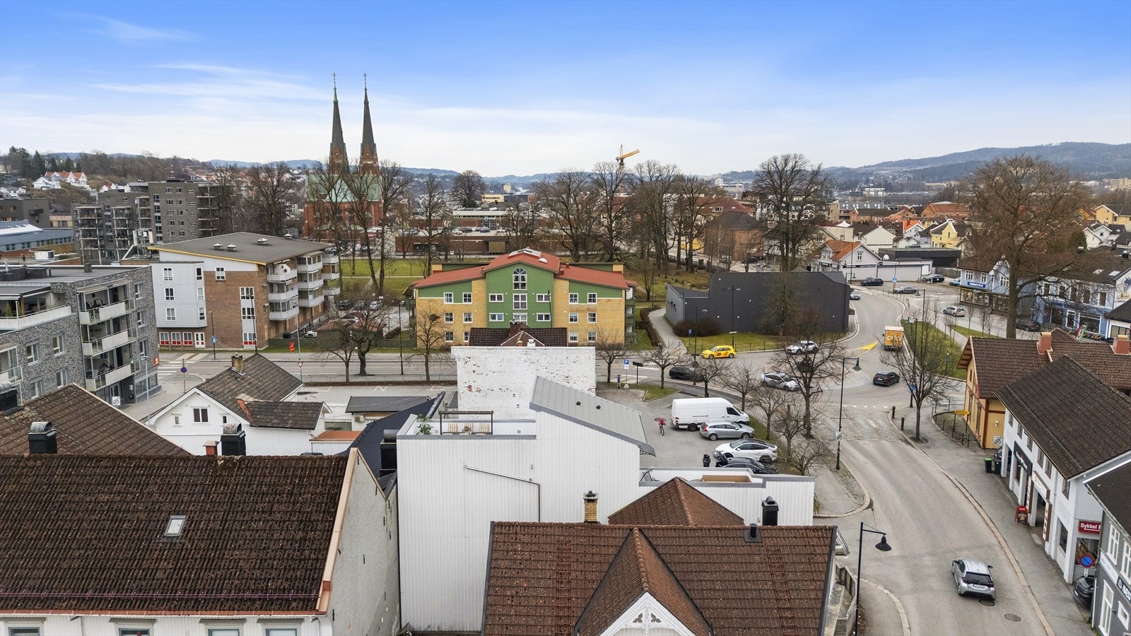 Det er gangavstand til Ibsenhuset, kino, Brekkeparken, idrettsanlegg, Skagerak Arena samt alle tilbud og fasiliteter rundt Skien sentrum. Galleribilde