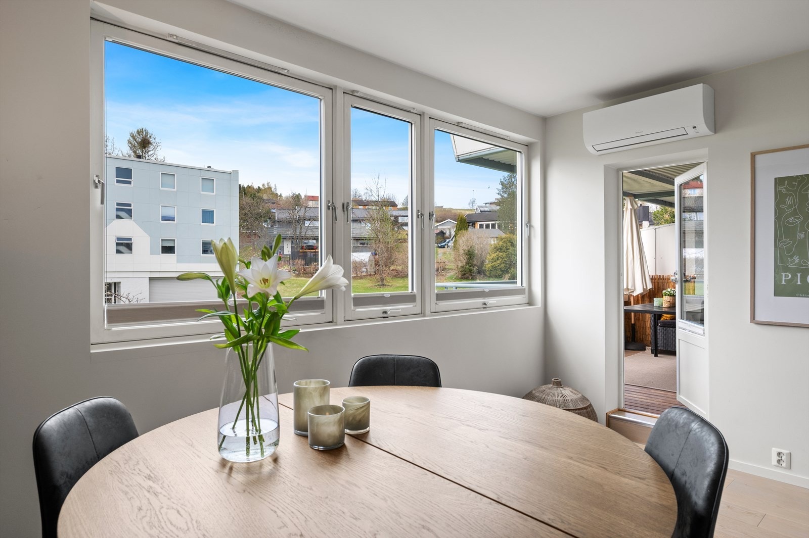 Boligen byr på gode solforhold med sol fra ca. kl. 13/14 på balkongen sommerstid, opplyser selger. Galleribilde