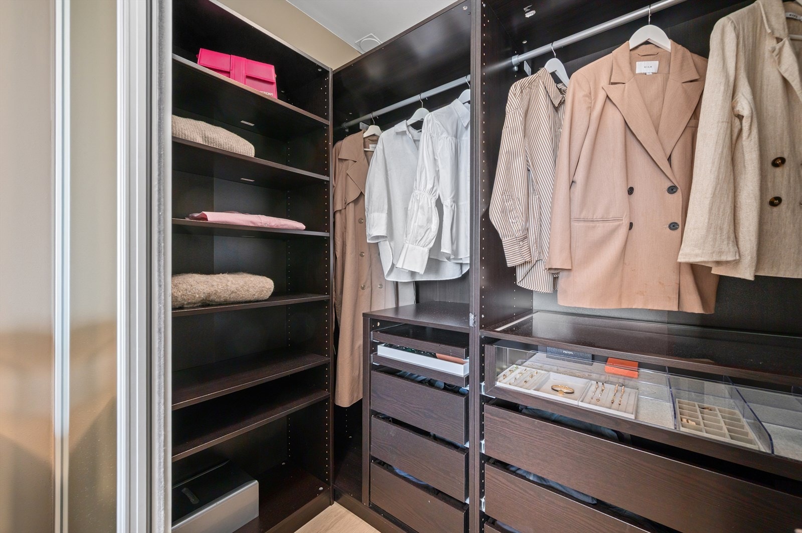 Det er også etablert skyvedørsgarderobe i gangen som byr på ytterligere oppbevaringsmuligeheter. Galleribilde