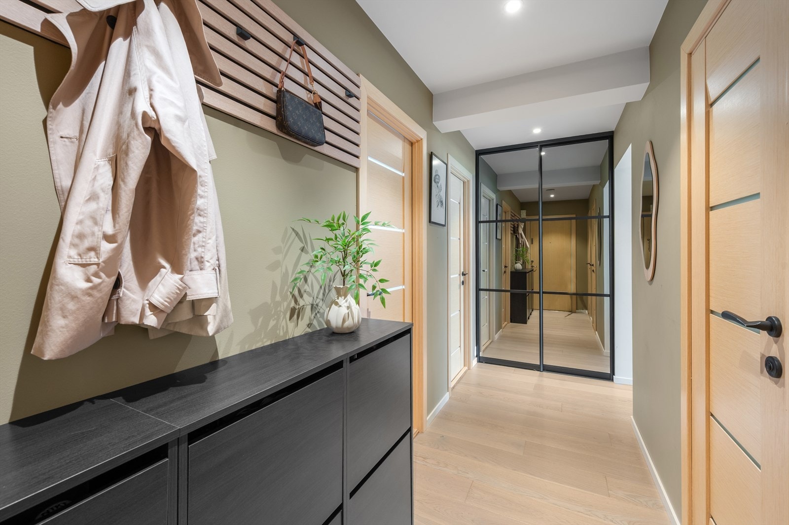 Mellom soverommene er det entré/inngangsparti på 6 m². Galleribilde
