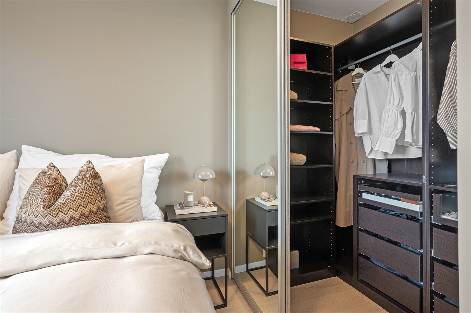 Her får du praktisk og romslig skyvedørsgarderobe som fungerer som eget walk-in closet. Galleribilde