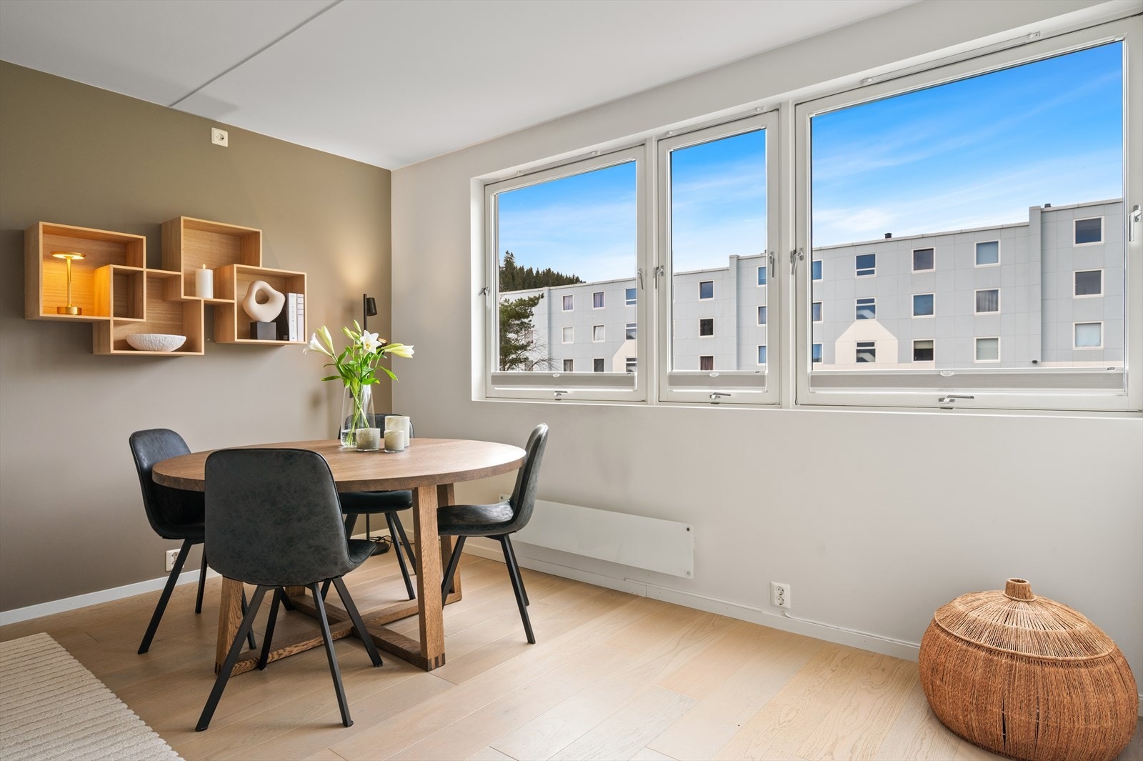 På borettslagets eiendom er det etablert ombruksboder og låsbare boder for sykkelparkering. Galleribilde