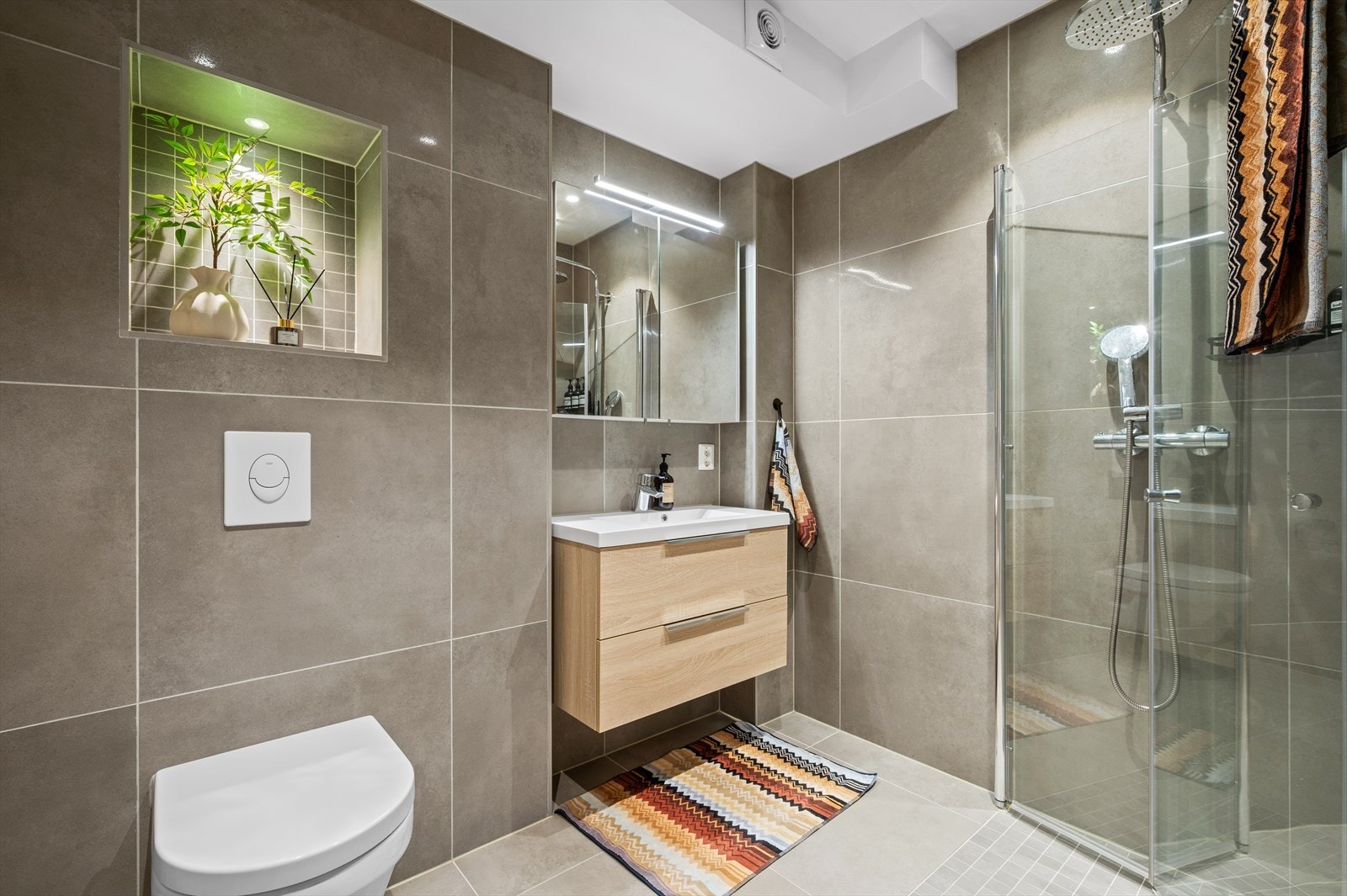 Badet er pusset opp i 2018/19 og fremstår med meget pen standard, flis på gulv og vegger og stilren innredning. Galleribilde