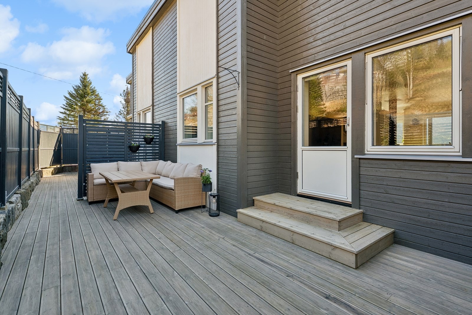 Stor usjenert terrasse på baksiden av boligen Galleribilde