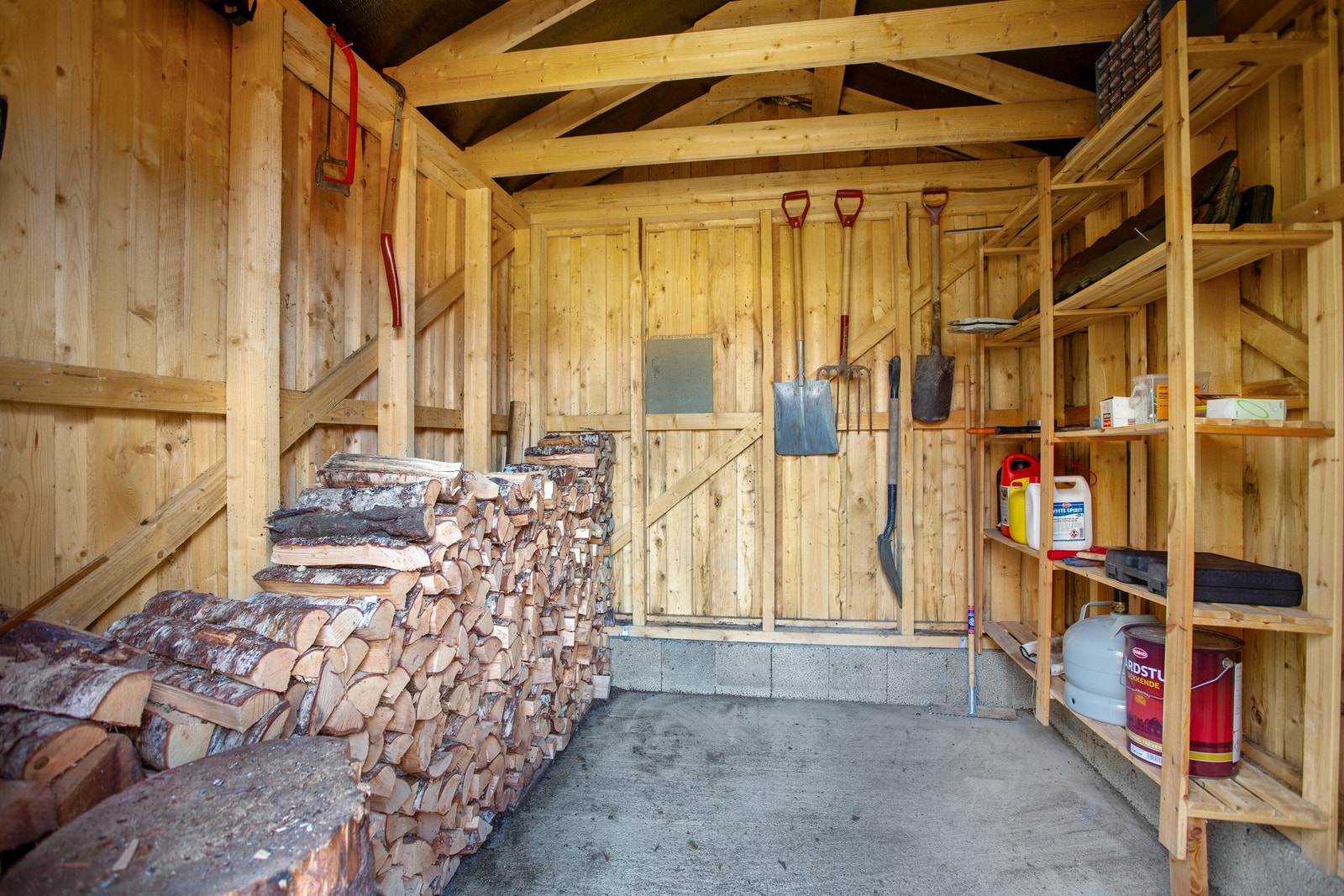 Praktisk vedbod/uthus oppført i 2006 Galleribilde