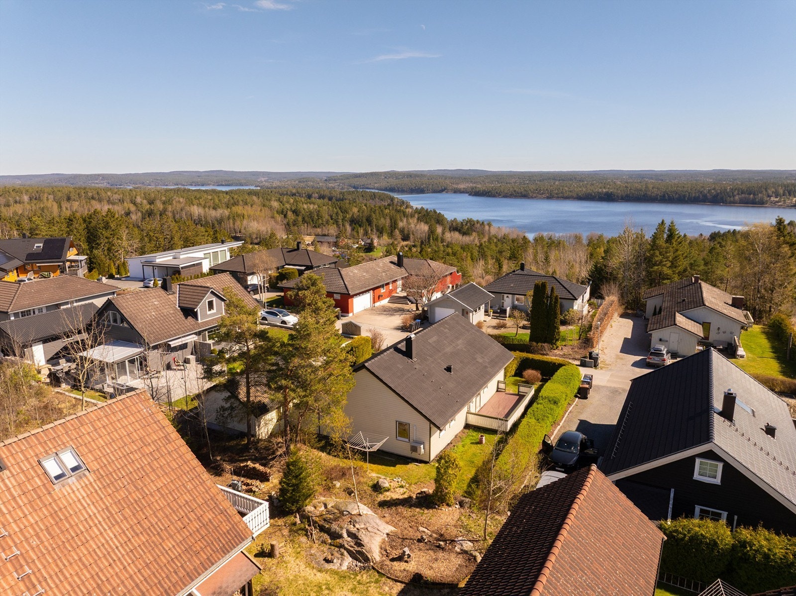 Tomtens 574 kvm. er flat og opparbeidet med en oversiktlig hage som krever lite stell. Galleribilde