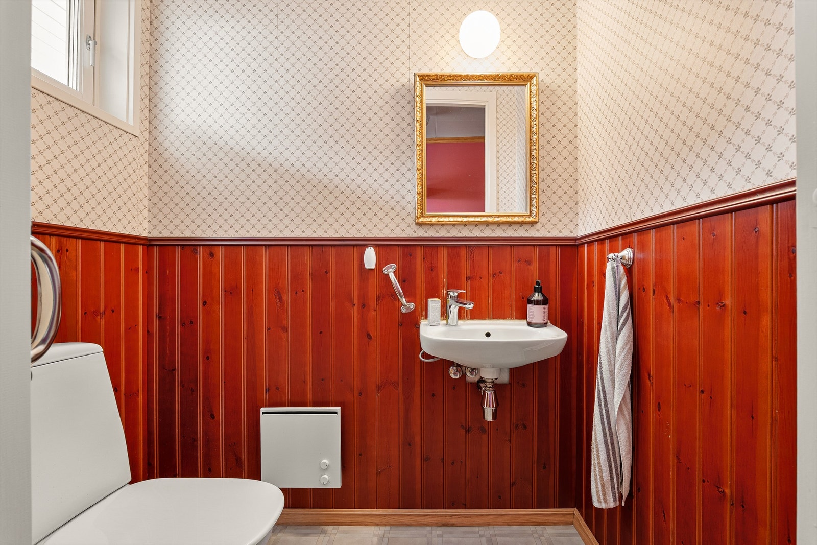 Badet er utstyrt med bidet, klosett finnes i separat toalettrom. Galleribilde