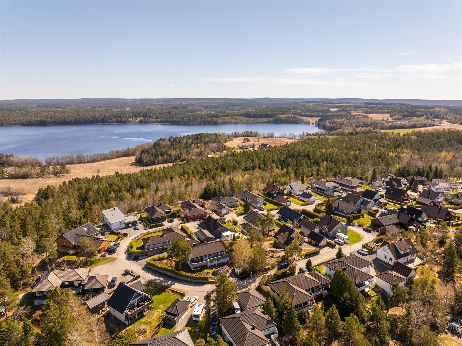 Fine turområder er lett tilgjengelig fra Nordlitoppen, Bodalstranda ved Isesjøen er innenfor gangavstand. Galleribilde