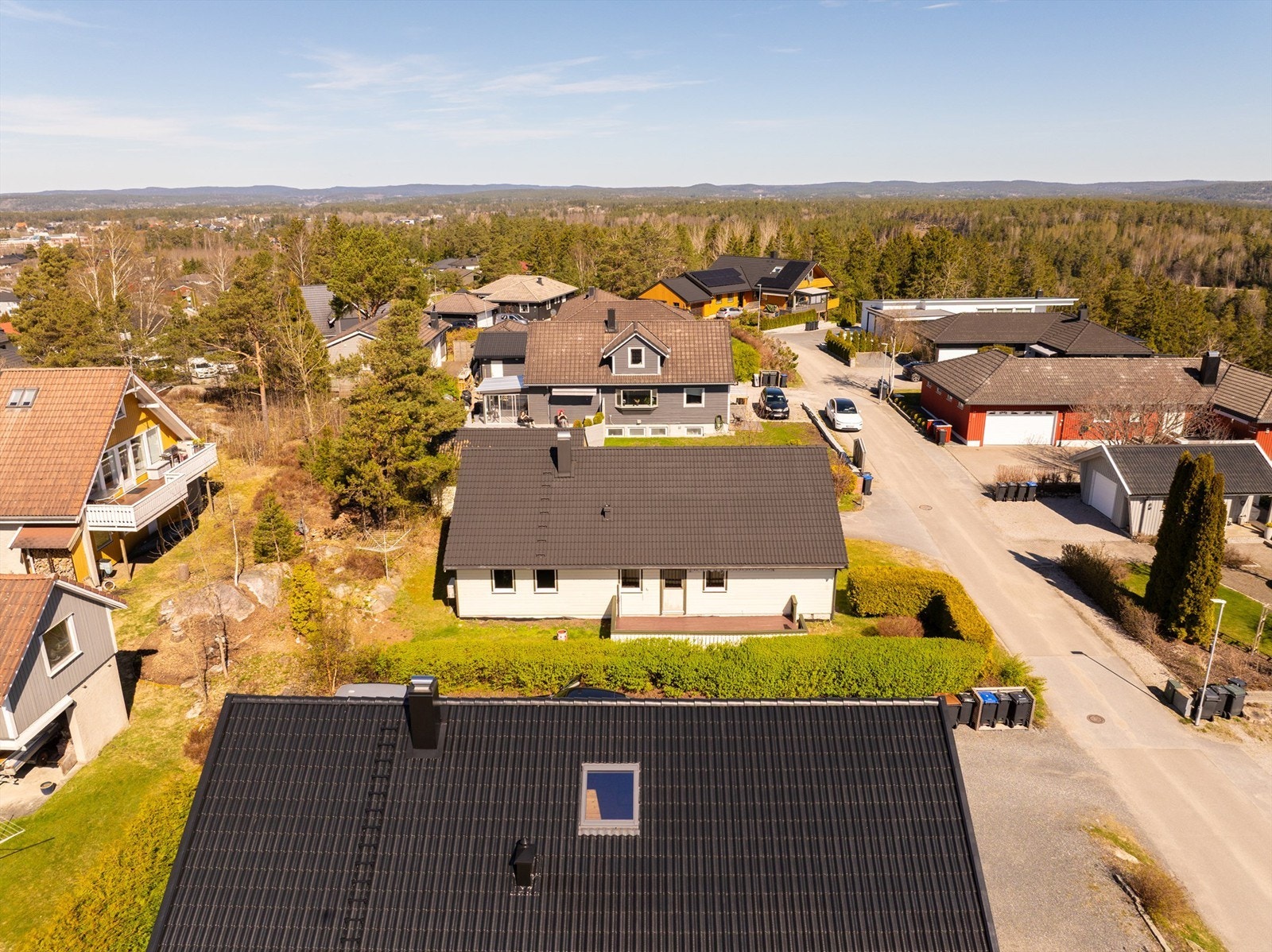 Takfornying ble utført i 2024; taksteinen ble vasket og deretter malt/lakkert. Galleribilde