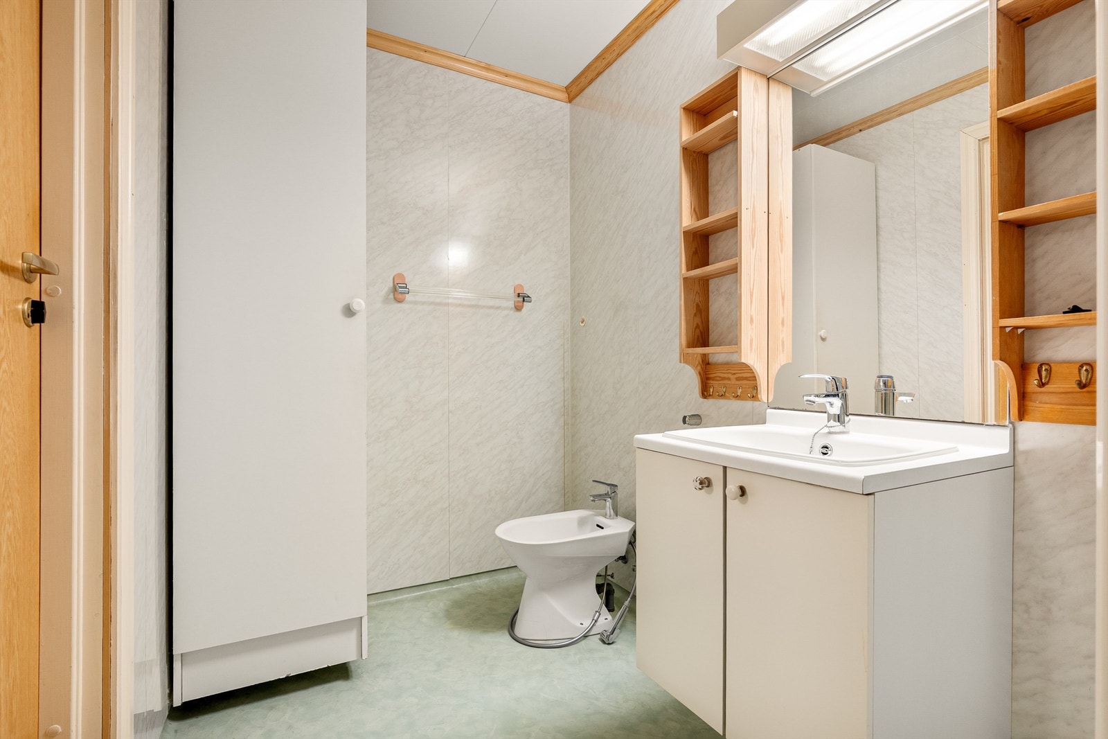 Badet er trolig fra byggeåret og med tilstandsgradene 1 og 2 i sjeldent god stand, alderen tatt i betraktning. Galleribilde