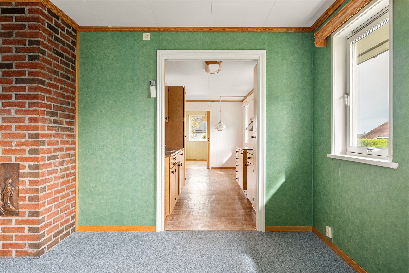 Kjøkkenet har en stor spiseplass som supplerer stuen og i praksis fyller rollen som spisestue. Galleribilde