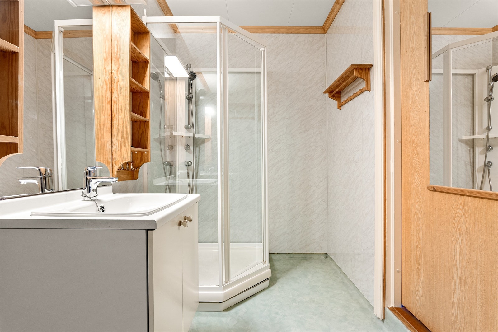 Badet er i senere år benyttet med dusjkabinett som har begrenset vannpåkjenning på gulvet og veggene. Galleribilde