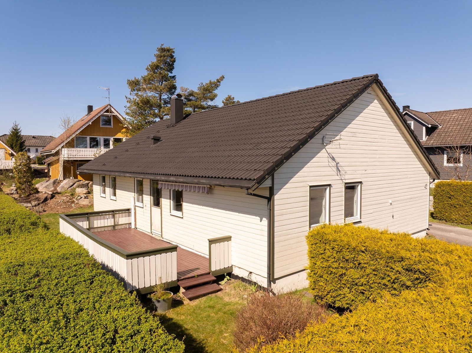 Boligen er av typen Block 48 med alt på én flate - oppført av Block Watne i 1986. Den har i dag et generelt behov for modernisering og oppgradering. Fotograf; Kristoffer Kristiansen. Galleribilde