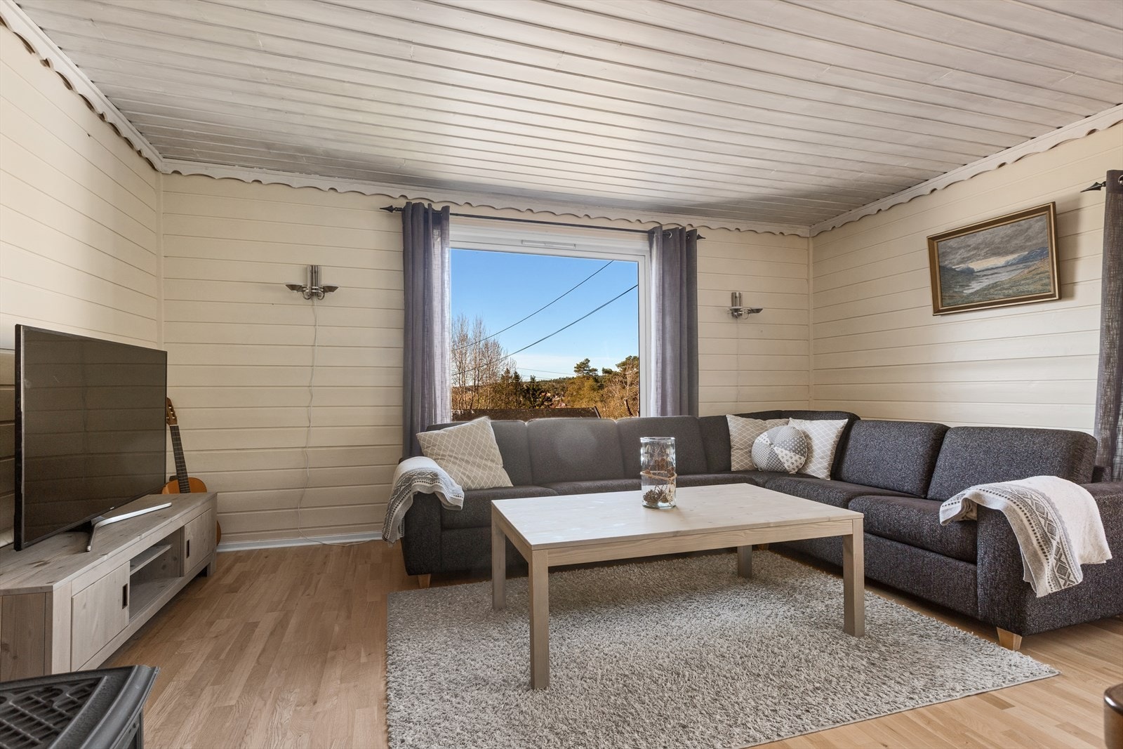 I tillegg til biljardbord er det også plass til sofagruppe og fortsatt god plass Galleribilde