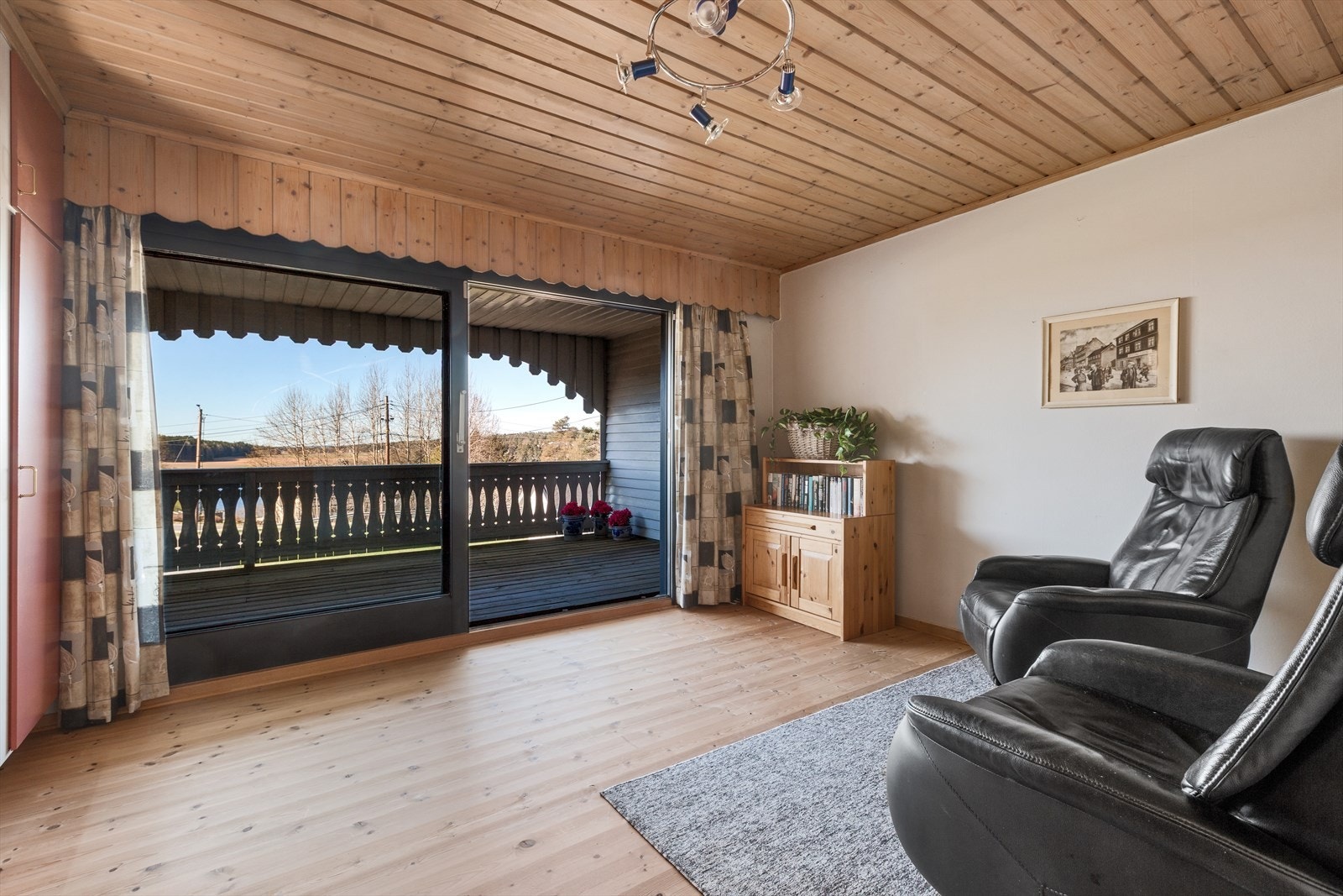 Stue i 2. etg med utgang til veranda med fin utsikt Galleribilde