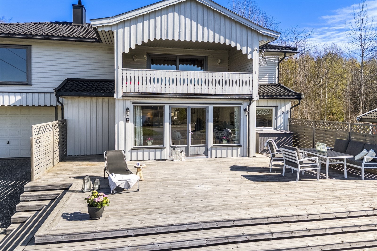 Stor solrik terrasse sørvest vendt- her kan sommerdagene nytes Galleribilde