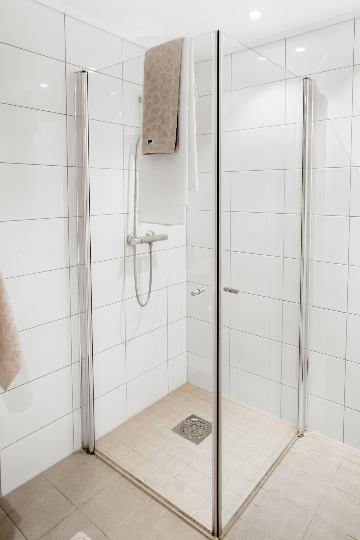 Innredningen består av dusjhjørne med innfellbare glassvegger, servant med skuffer, speil med belysning, vegghengt toalett samt opplegg for vaskemaskin og tørketrommel. Galleribilde