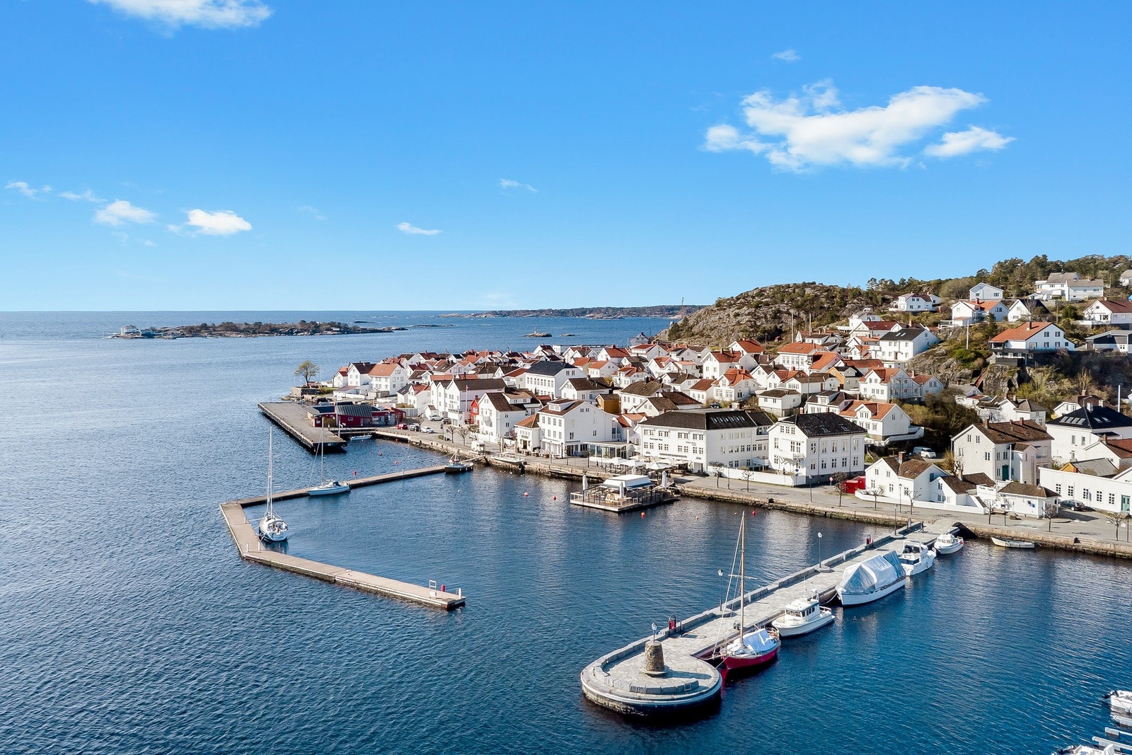 Området rundt boligen har en attraktiv sjønær beliggenhet, med kort vei til både badeplasser som Kastellet og Flisvika, samt den vakre skjærgården som omkranser byen. Galleribilde