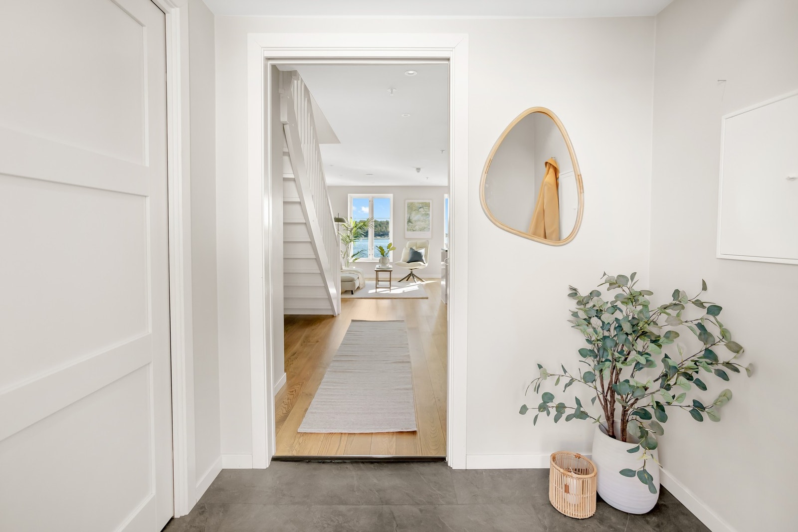 En romslig og innbydende entré gir et godt førsteinntrykk, med lyse, malte overflater, flislagt gulv og god plass til garderobeløsning etter behov. Galleribilde